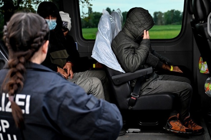 Inhaftierte Migranten sitzen in einem Polizeiwagen während eines Einsatzes der deutschen Polizei zur Verhinderung illegaler Migration an der deutsch-polnischen Grenze bei Frost. Foto: epa/Filip Singer