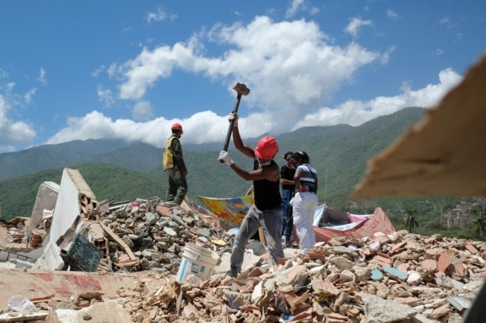 Freiwillige räumen nach den schweren Erdbeben Trümmer in La Guaira in Venezuela weg. Foto: EPA/Xaume Olleros