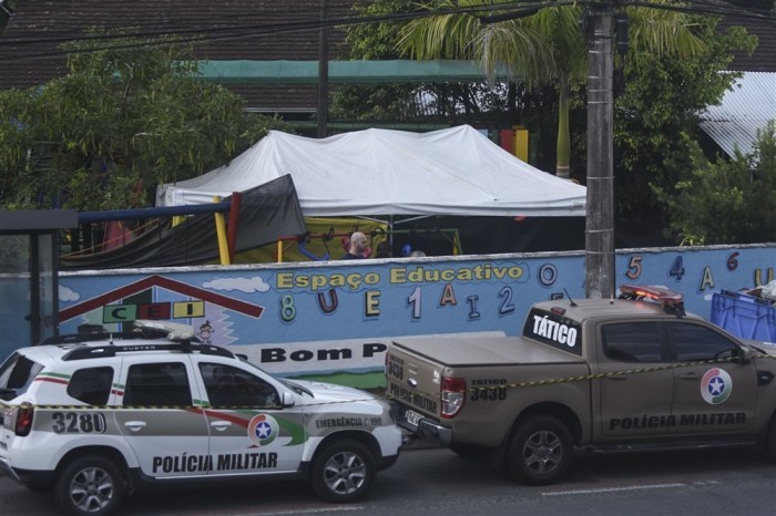 Polizeifahrzeuge stehen vor der Kinderbetreuungseinrichtung Cantinho Bom Pastor in Blumenau. Foto: epa/Savio James