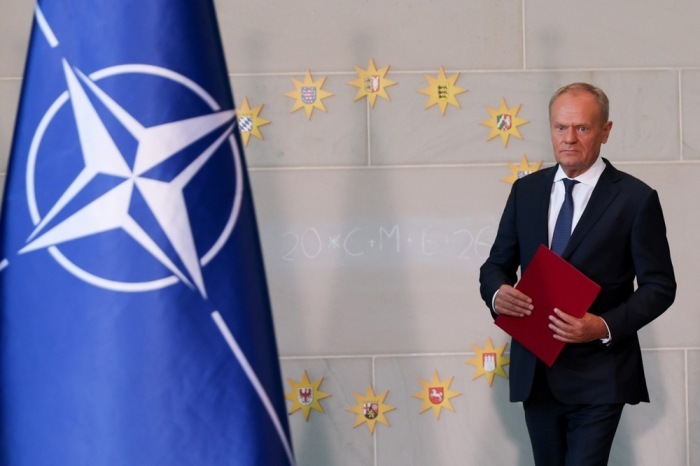 Donald Tusk trifft zur Pressekonferenz des E5-Gipfels im Bundeskanzleramt in Berlin ein. Foto: EPA/Filip Singer