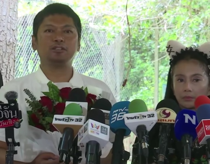 Sek Loso (links) und seine Ehefrau Kan Wiphakorn sprechen nach seiner Bewährungsentlassung vor Medienvertretern im offenen Vollzugszentrum Khao Kling in der Provinz Phetchaburi. Foto: Screenshot