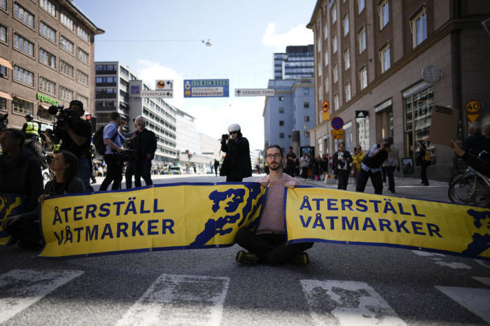 AktivistInnen von Extincion Rebellion blockieren eine Straße während der Fridays For Future-Klimademonstration im Zentrum Stockholms. Foto: epa/Meli Petersson Ellafi