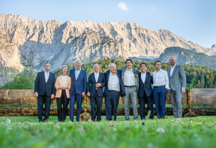 Stehen beim informellen Gruppenfoto vor der „Merkel-Obama“ Holzbank mit dem Wetterstein Gebirge im Hintergrund beim G7-Gipfel auf Schloss Elmau. Foto: Michael Kappeler/dpa
