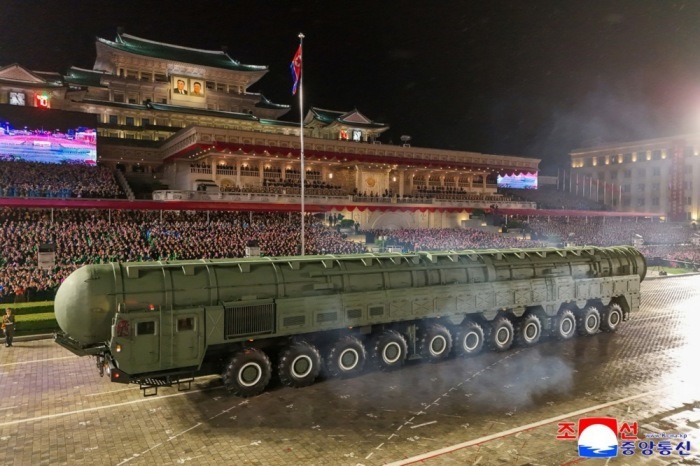 Eine neue Interkontinentalrakete wird bei der Militärparade zum 80. Jahrestag der Arbeiterpartei in Pjöngjang präsentiert. Foto: epa/Kcna