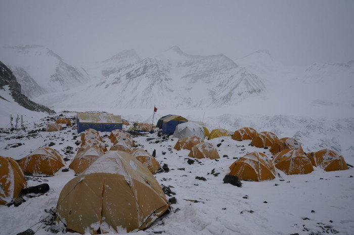 Eingeschneite Zelte stehen am vorgeschobenen Basislager in 6 500 Metern Höhe am Mount Everest, der auf tibetisch «Qomolangma» heißt. Foto: Zhaxi Cering/Xinhua/dpa