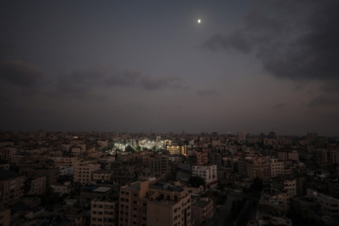 Al Shifa-Krankenhaus in Gaza-Stadt ist beleuchtet. Foto: epa/Mohammed Saber