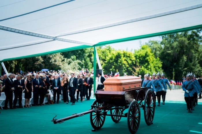Das Außenministerium Chiles zeigt den Sarg des ehemaligen chilenischen Präsidenten Sebastian Pinera während seiner Beerdigung im Parque del Recuerdo in Santiago. Foto: epa/Ministerio De Relaciones Exteriores