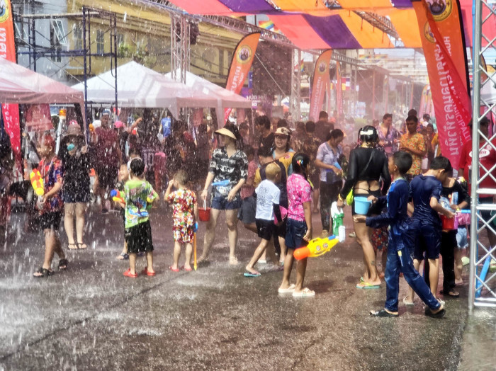 Zahlreiche Besucher feiern das Songkran-Festival 2026 im Phon King Phet Park und entlang der Damnoen Kasem Road in Hua Hin. Bild: Government Public Relations Department (PRD)