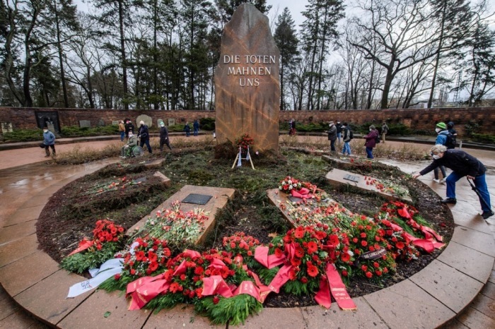 Ein Mensch legt während einer stillen Gedenkfeier für die deutschen Sozialisten Rosa Luxemburg und Karl Liebknecht Blumen am 