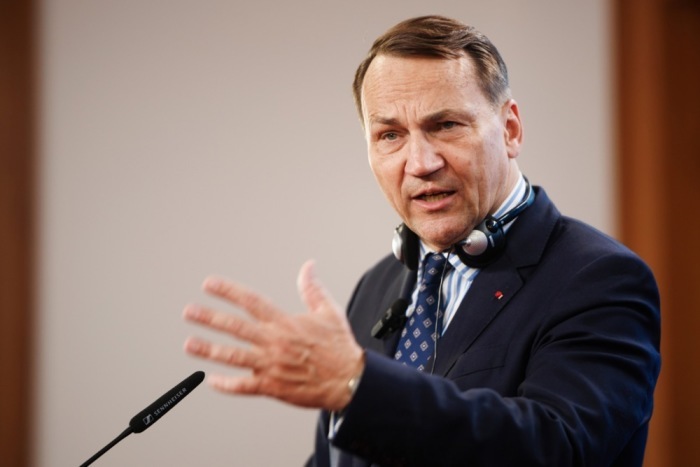 Polens Außenminister Radosław Sikorski spricht bei einer Pressekonferenz des Deutsch-Polnischen Forums in Berlin. Foto: EPA/Clemens Bilan