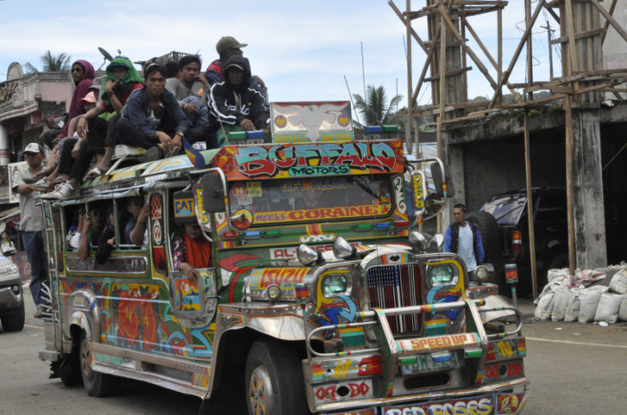  Einer der auf den Philippinen äußerst beliebten Jeepney-Kleinbusse (Archivbild). Foto: epa/Merlyn T. Mano