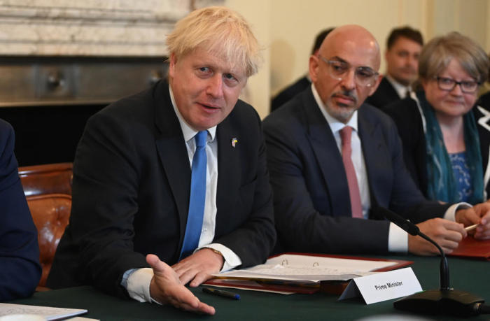 Großbritanniens Premierminister Boris Johnson (C) in London. Foto: epa/Neil Hall
