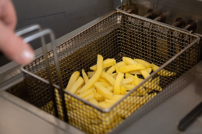 Pommes werden in Pflanzenöl frittiert. Ein Foto aus einem Ikea-Möbelhaus, das in seinem Restaurant künftig keine Pommes Frites mehr anbieten will, hat in sozialen Netzwerken für Diskussionsstoff gesorgt. Foto: Sebastian Gollnow/dpa