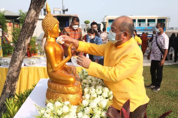 Behutsam wird die hochverehrte Buddha-Statue mit Wasser begossen. Bild: PR Pattaya