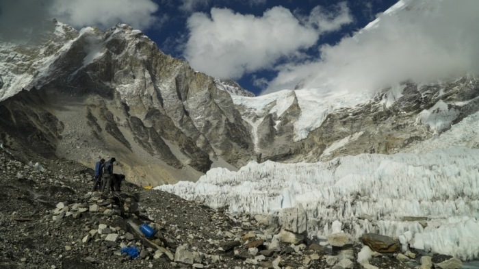Mitarbeiter sammeln Müll am Basislager des Mount Everest, um die Abfälle später nach Kathmandu zum Recycling zu transportieren. Foto: Spcc Handout