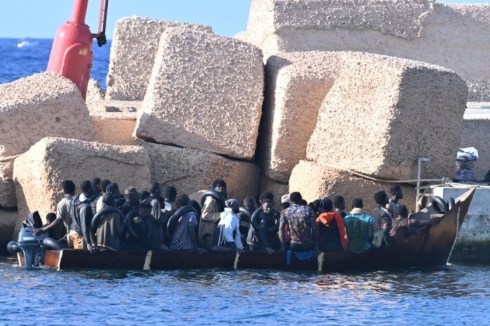 Ein Boot mit Migranten kommt auf der sizilianischen Insel Lampedusa an. Foto: epa/Ciro Fusco