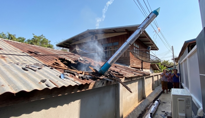 Eine traditionelle Isaan-Rakete ist auf das Dach eines Wohnhauses gestürzt und hat sichtbare Schäden hinterlassen. Foto: Der Farang (ai)