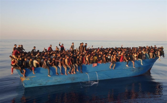 Die ca. 400 Migranten auf einem Boot vor der Insel Lampedusa. Foto: epa/Concetta Rizzo