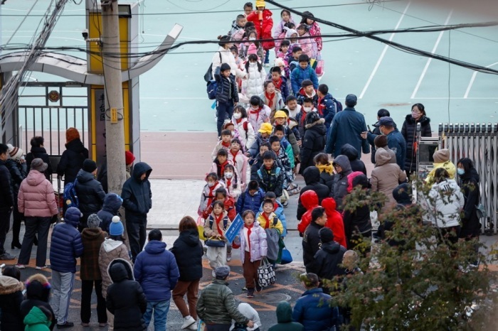 Die Schüler werden aus einer Schule in Peking entlassen. Foto: epa/Mark R. Cristino