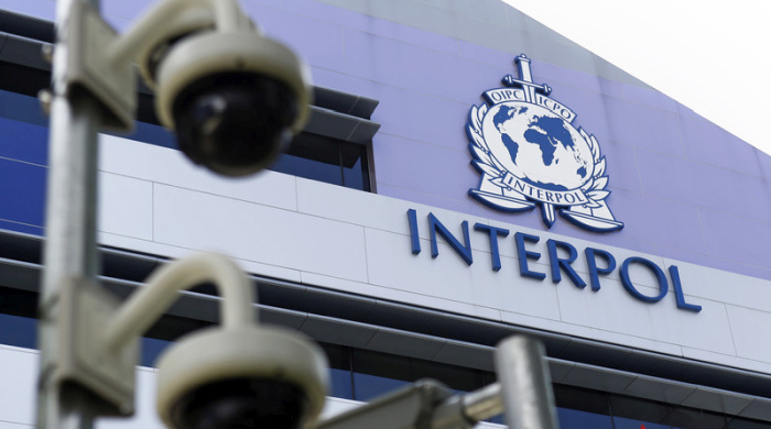 Sicherheitskameras mit dem Interpol-Logo auf dem Gebäude des Interpol Global Complex for Innovation (IGCI) in Singapur. Foto: epa/Wallace Woon
