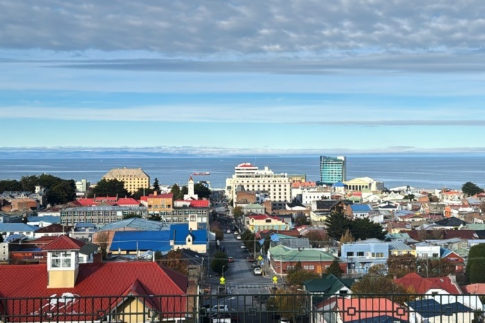 Stadt Punta Arenas und die Magellanstraße während der Evakuierung von Menschen in ein sicheres Gebiet nach einem Erdbeben in Punta Arenas. Foto: epa/Ignacio Cardenas