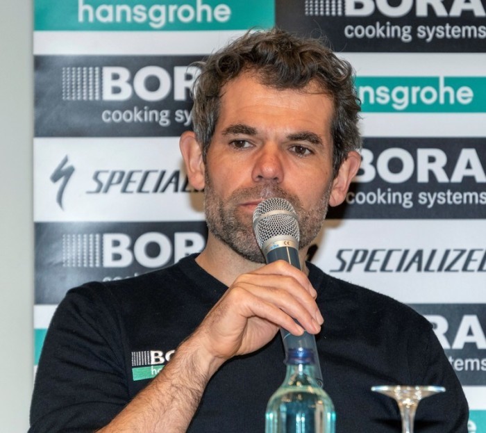Ralph Denk, Sportdirektor des deutschen Radsportteams Bora-Hansgrohe, bei einer Pressekonferenz. Foto: epa/Cati Cladera