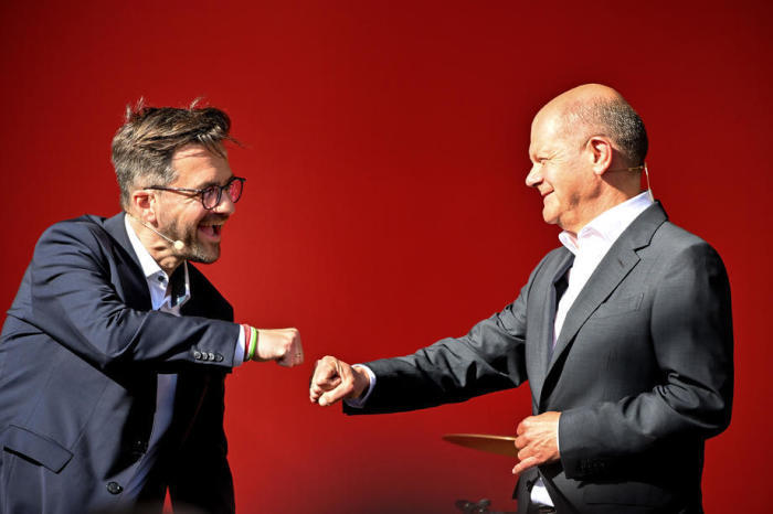 SPD-Spitzenkandidat für die Landtagswahl in Nordrhein-Westfalen Thomas Kutschaty (L) und Bundeskanzler Olaf Scholz (R) geben sich bei einer Wahlkampfveranstaltung der Partei in Köln die Hand. Foto: epa/Sascha Steinbach