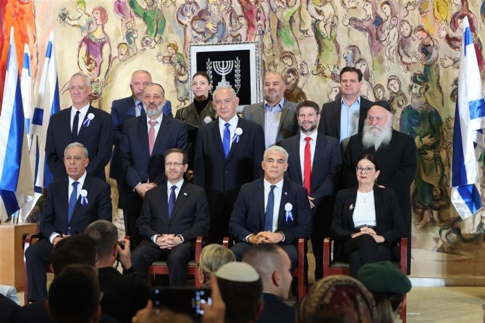 lGruppenfoto der israelischen Parteichefs bei der Vereidigung der neuen israelischen Regierung in der 25. Knesset in Jerusalem. Foto: epa/Abir Sultan