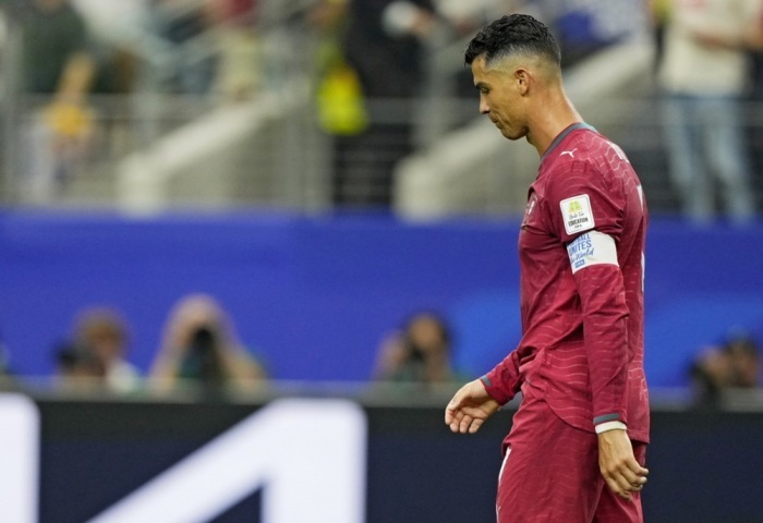 Cristiano Ronaldo verlässt nach dem Ausscheiden Portugals gegen Spanien im WM-Achtelfinale enttäuscht den Platz. Foto: EPA/Jeffrey Mcwhorter