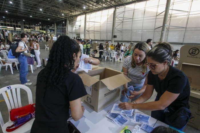 Wahlhelfer zählen in Medellín die Stimmen der Präsidentschaftsstichwahl aus. In Kolumbien entscheidet sich, wer künftig das höchste Staatsamt übernimmt. Foto: epa/Str