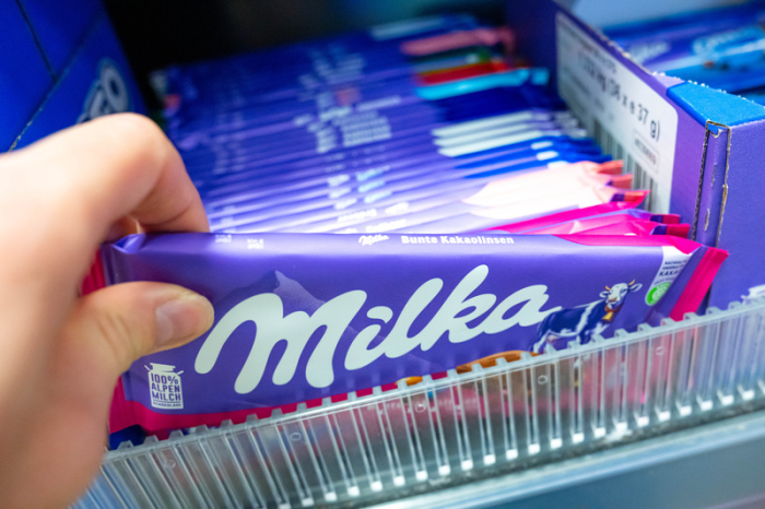 Milka-Schokoladentafeln werden in einem Geschäft angeboten. Foto: Sina Schuldt/dpa