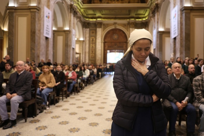 Menschen nehmen an einer Messe zu Ehren von Papst Franziskus in der Metropolitan-Kathedrale von Buenos Aires, Argentinien, am 21. April 2025 teil. Foto: EPA-EFE/Juan Ignacio Roncoro