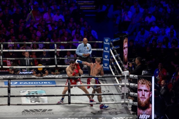 Jake Paul (re.) im Duell mit Julio Cesar Chavez Jr. während ihres Cruisergewichts-Kampfs im Honda Center in Anaheim. Foto: epa/Jill Connell