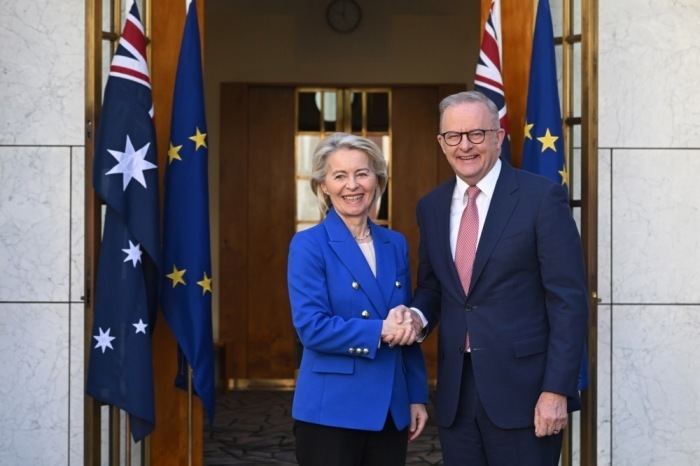 EU-Kommissionspräsidentin Ursula von der Leyen trifft Australiens Premier Albanese im Parlament in Canberra zum Austausch. Foto: epa/Lukas Coch