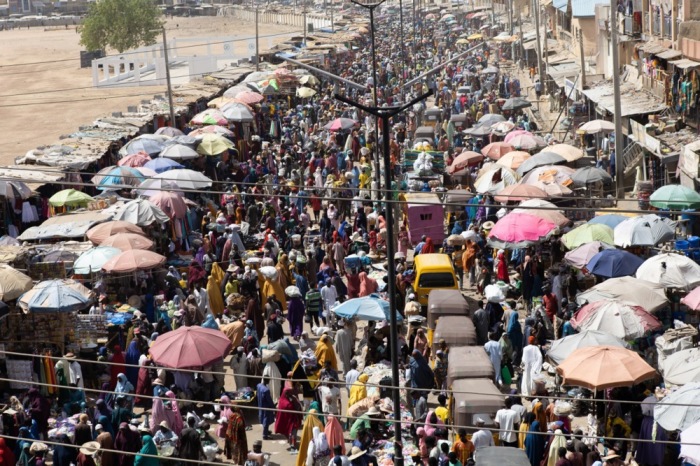 Menschen kaufen auf einem Markt ein. Archivfoto: epa/Emmanuel Adegboye