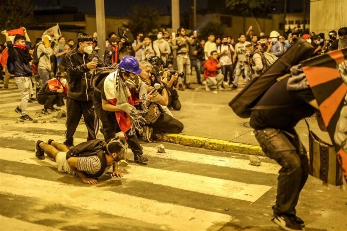 Hundertschaften von Demonstranten stoßen in der Innenstadt von Lima mit der Polizei zusammen. Foto: epa/Aldair Mejía