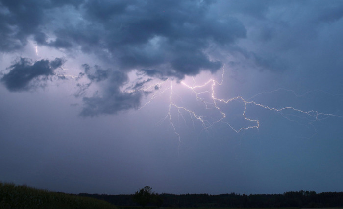 Ein Blitz zuckt bei einem Sommergewitter am abendlichen Himmel. Foto: Alexander Wolf/Onw-images/dpa