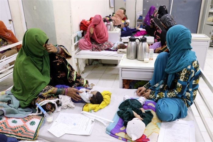 Afghanische Kinder werden in einem Krankenhaus in Kandahar medizinisch behandelt. Foto: epa/Stringer