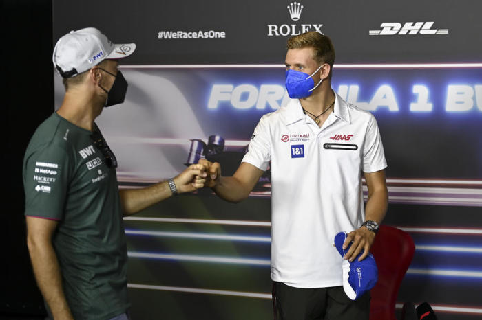 Deutscher Formel-1-Fahrer Sebastian Vettel (L) vom Aston Martin Cognizant F1 Team und deutscher Fahrer Mick Schumacher (R) vom Haas F1 Team. Foto: epa/Christian Bruna