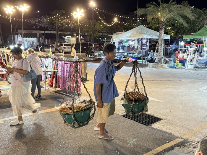 Straßenhändler Bunphleng in Pattaya: Während er in der Touristenmetropole Eier verkauft, bangt er um seine Familie nahe der Grenzregion Surin. Bild: TMN.TV