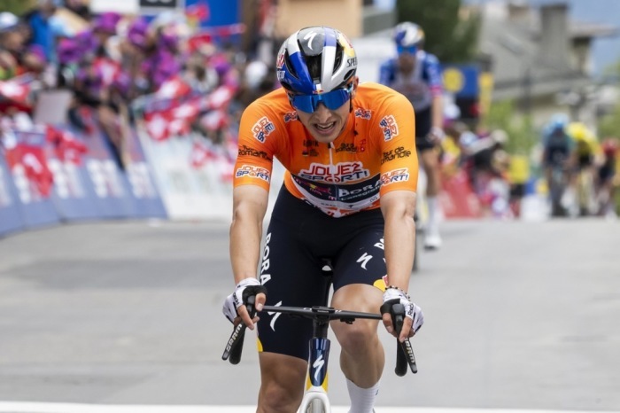Der Deutsche Florian Lipowitz erreicht das Ziel der Schlussetappe der Tour de Romandie in Leysin und sichert sich eine Spitzenplatzierung im Gesamtklassement Foto: epa/Jean-christophe Bott