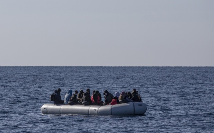 Mitglieder der türkischen Küstenwache nehmen Migranten während einer Rettungspatrouille in der Ägäis an Bord. Die Einsätze erfolgen nahe der türkischen Küste. Foto: epa/Erdem Sahin
