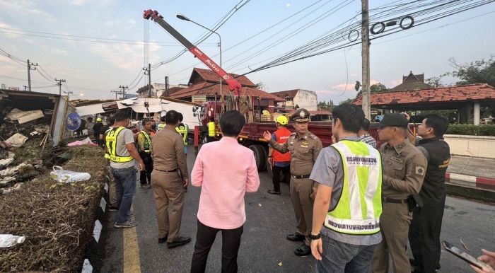 Ein plötzlicher Sommersturm verursacht den Einsturz eines historischen Torbogens in Chiang Mai, beschädigt ein Fahrzeug und zieht Glücksspieler an. Foto: Khaosod