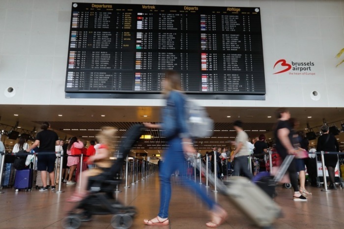 Leute gehen mit ihrem Gepäck in der Abflughalle des Brüsseler Flughafens spazieren. Archivfoto: epa/STEPHANIE LECOCQ