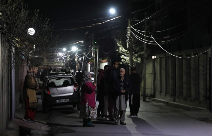 Nachdem in Srinagar ein Erdbeben zu spüren war, stehen Menschen am Straßenrand in der Nähe ihrer Häuser. Foto: epa/Farooq Khan