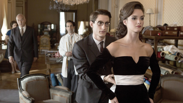 Pierre Niney verkörpert Yves Saint Laurent in einer Filmszene über Aufstieg und Leben des berühmten Modedesigners. Foto: dpa/Tibo & Anouchka
