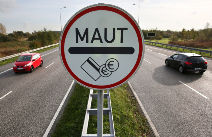  Ein Auto Maut-Schild an einer Straße in der Nähe von Rostock. Foto: epa/Bernd Wuestneck