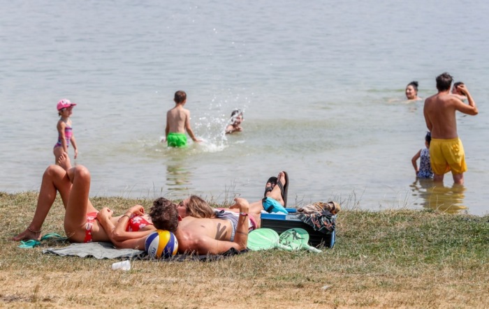 Menschen kühlen sich im Eau-d'Heure-See bei Froidchapelle während einer Hitzewelle in Belgien ab. Archivfoto: epa/Stephanie Lecocq