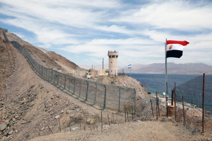 Gesamtansicht des Grenzverlaufs zwischen Ägypten und Israel im Badeort Taba am Roten Meer. Foto: epa/Khaled Elfiqi