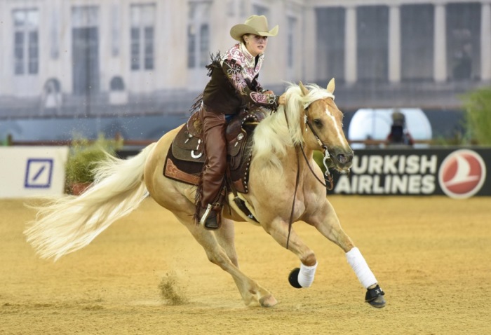 Gina Schumacher reitet mit ihrem Pferd „Sharp Dressed Shiner“ bei der Teamwertung im Reining während der Europameisterschaften in Aachen. Archivfoto: epa/Uwe Anspach